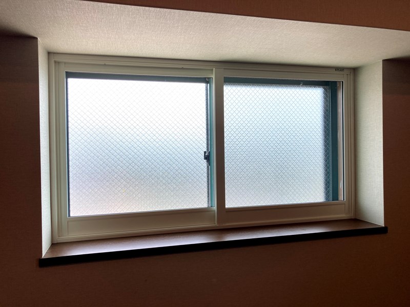 窓からの隙間風と騒音対策に内窓プラストを取付　in 久留米市のマンションのお客様